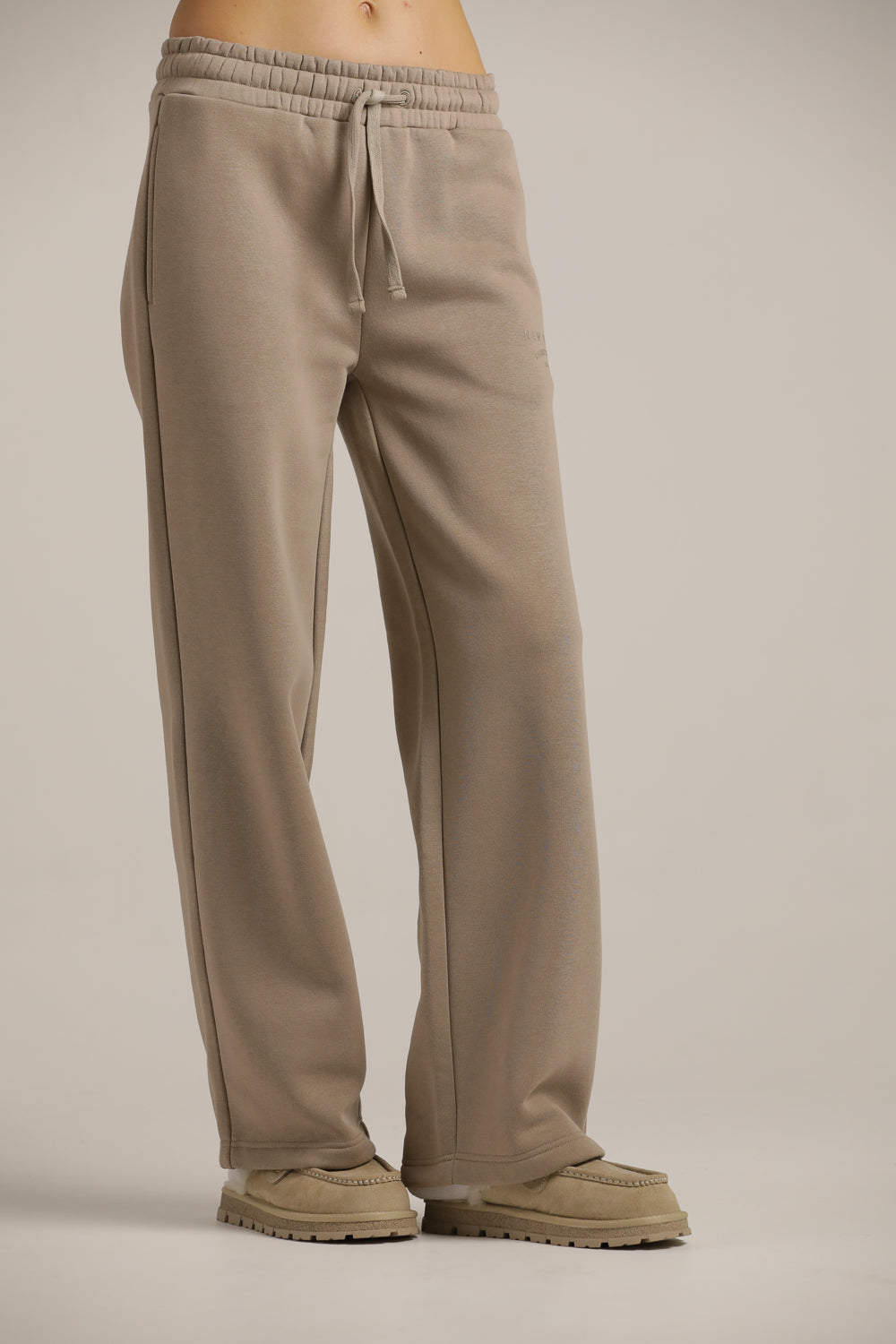 מכנסי טרנינג בגזרה ישרה | קנת קול