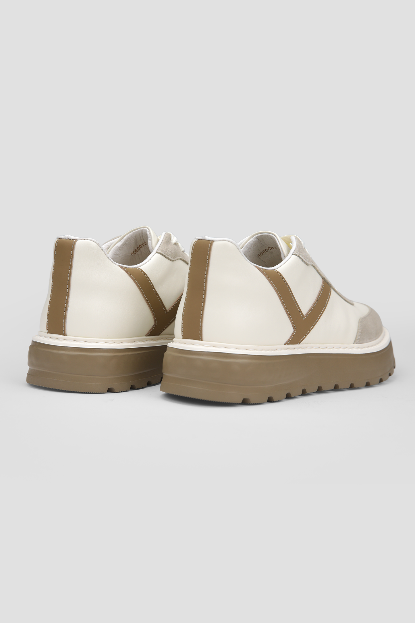 סניקרס אלגנטיות עם שוליים עבים | קנת קול