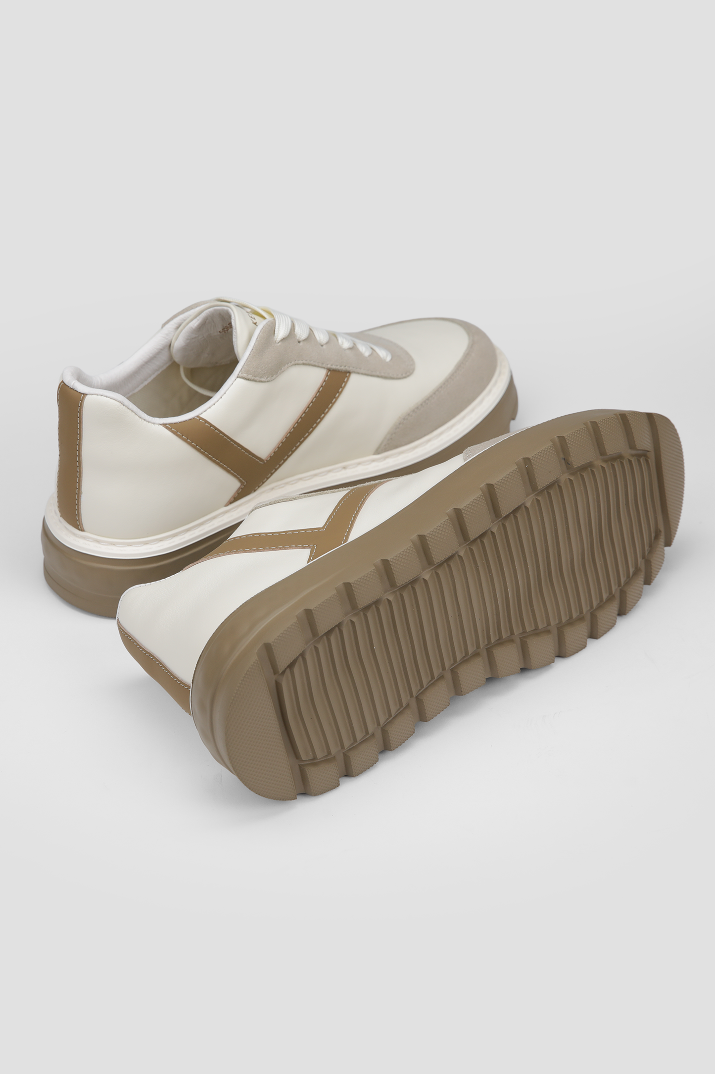 סניקרס אלגנטיות עם שוליים עבים | קנת קול