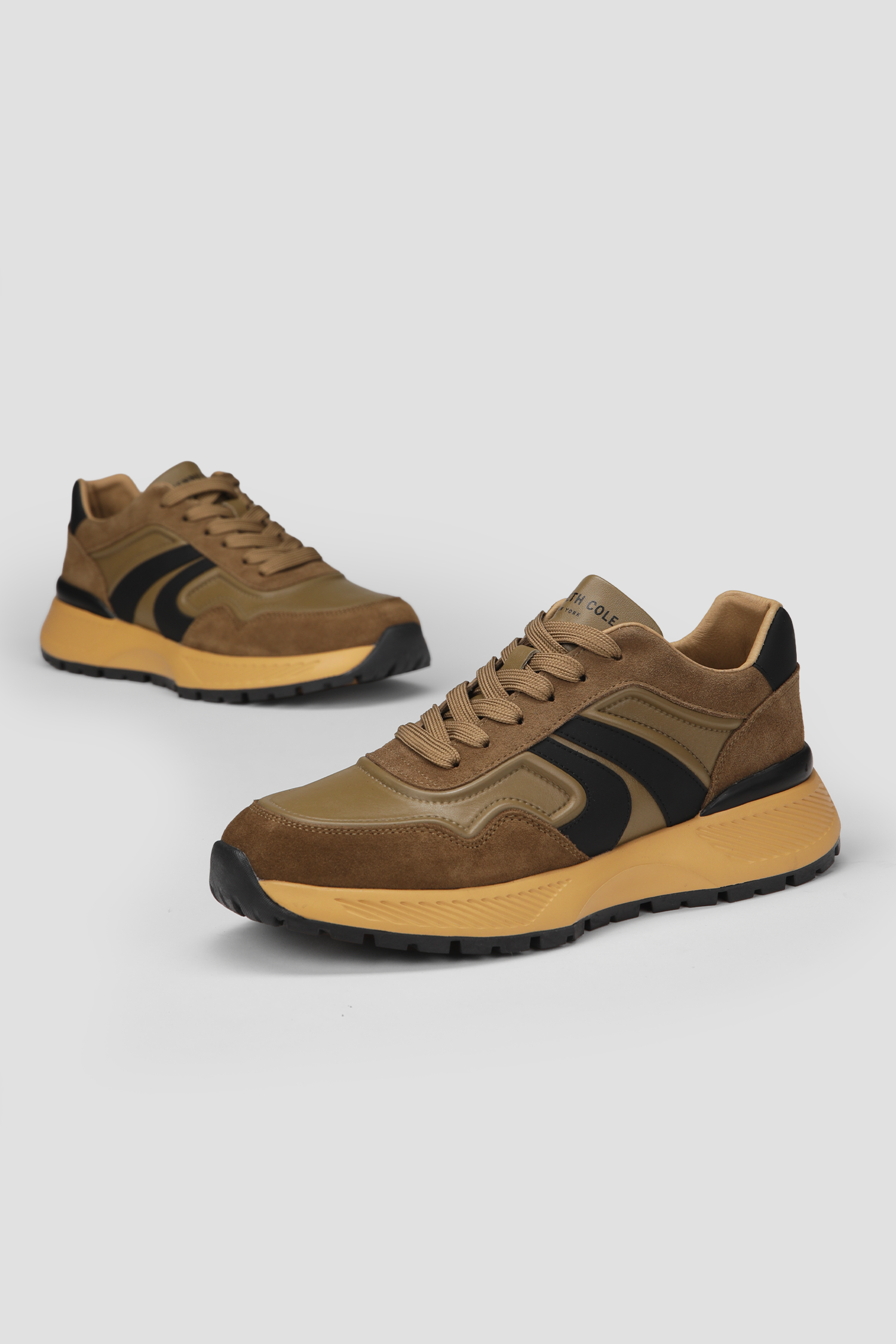 סניקרס עור זמש בצבע חום | קנת קול