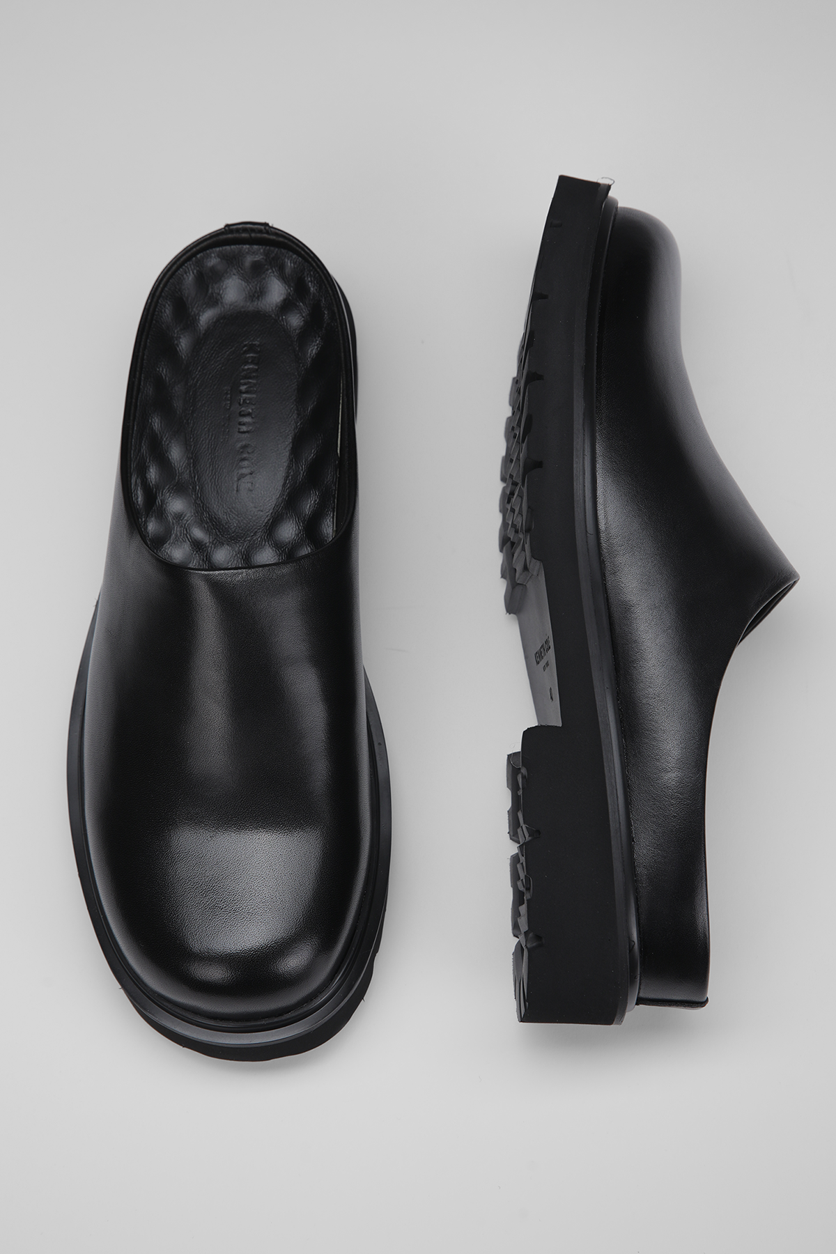 כפכפי עור סגורים בצבע שחור | קנת קול