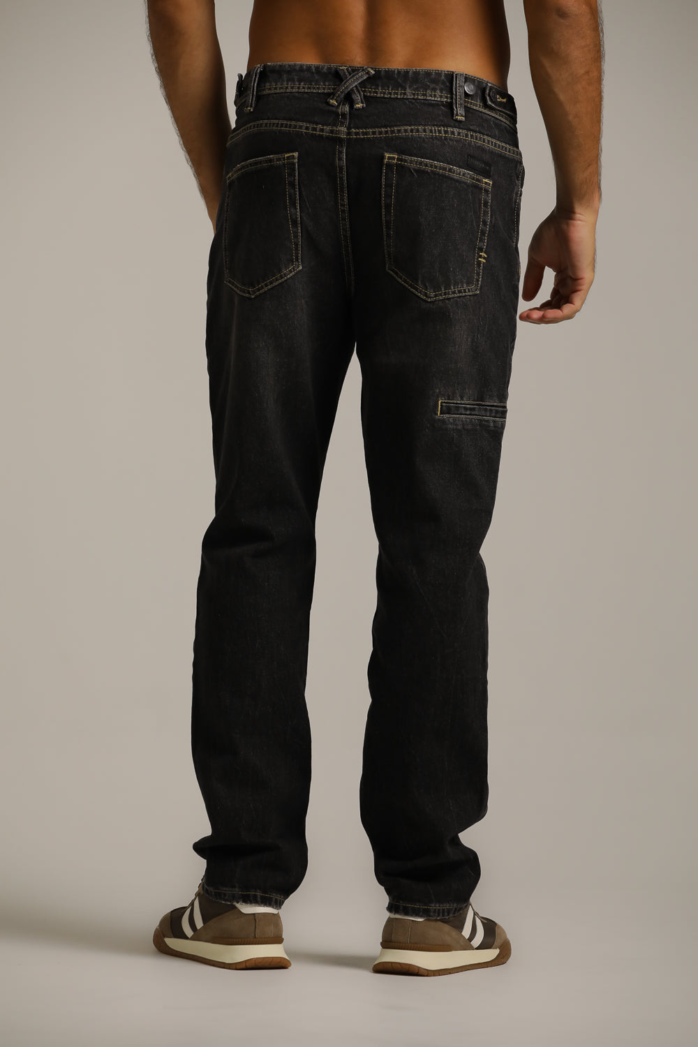 מכנסי ג'ינס במראה שטוף ובגיזרה ישרה | קנת קול