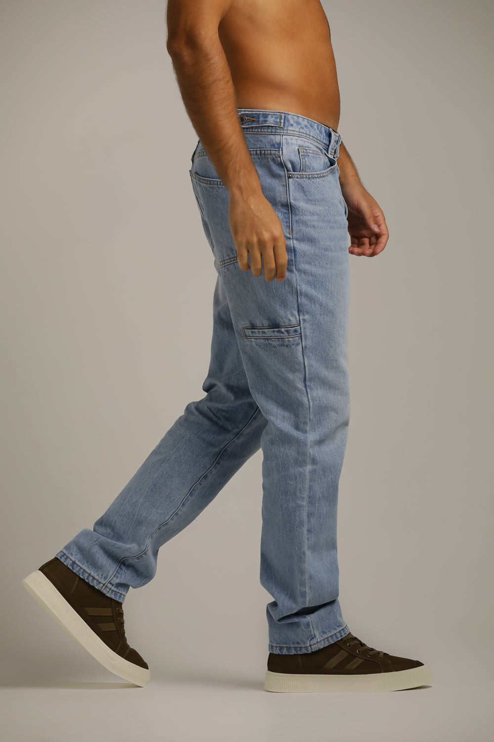 מכנסי ג'ינס במראה שטוף ובגיזרה ישרה | קנת קול