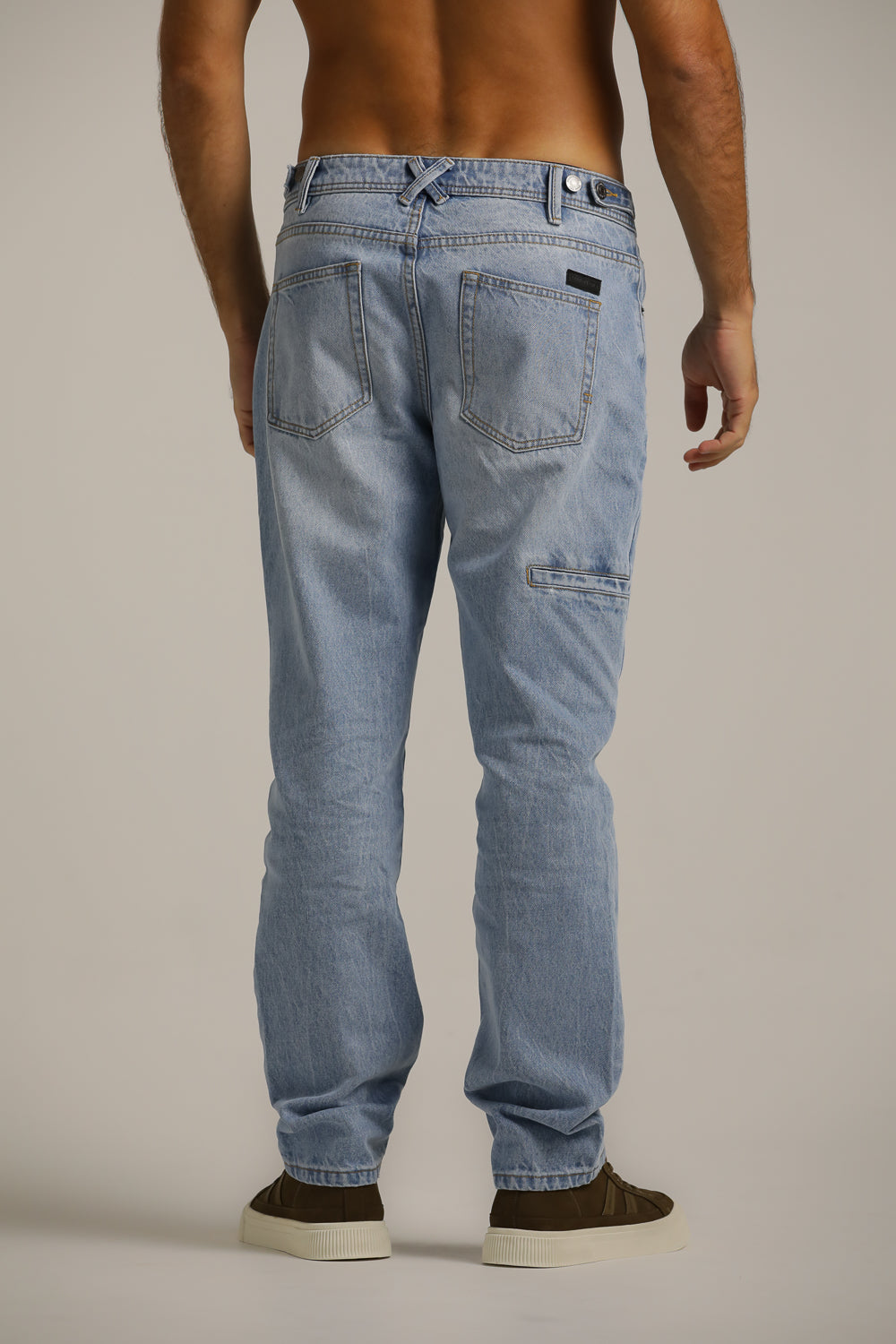 מכנסי ג'ינס במראה שטוף ובגיזרה ישרה | קנת קול