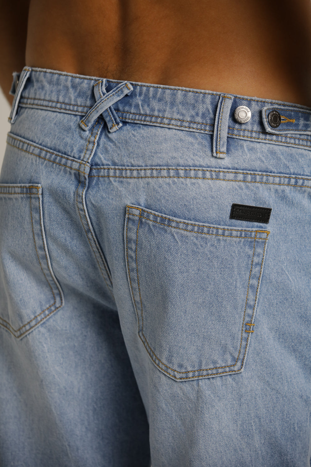 מכנסי ג'ינס במראה שטוף ובגיזרה ישרה | קנת קול