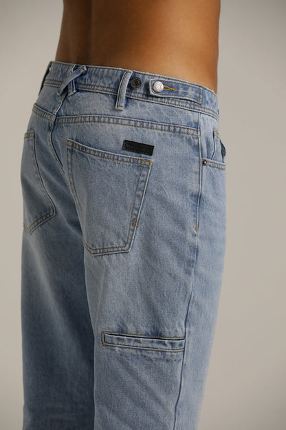 מכנסי ג'ינס במראה שטוף ובגיזרה ישרה | קנת קול