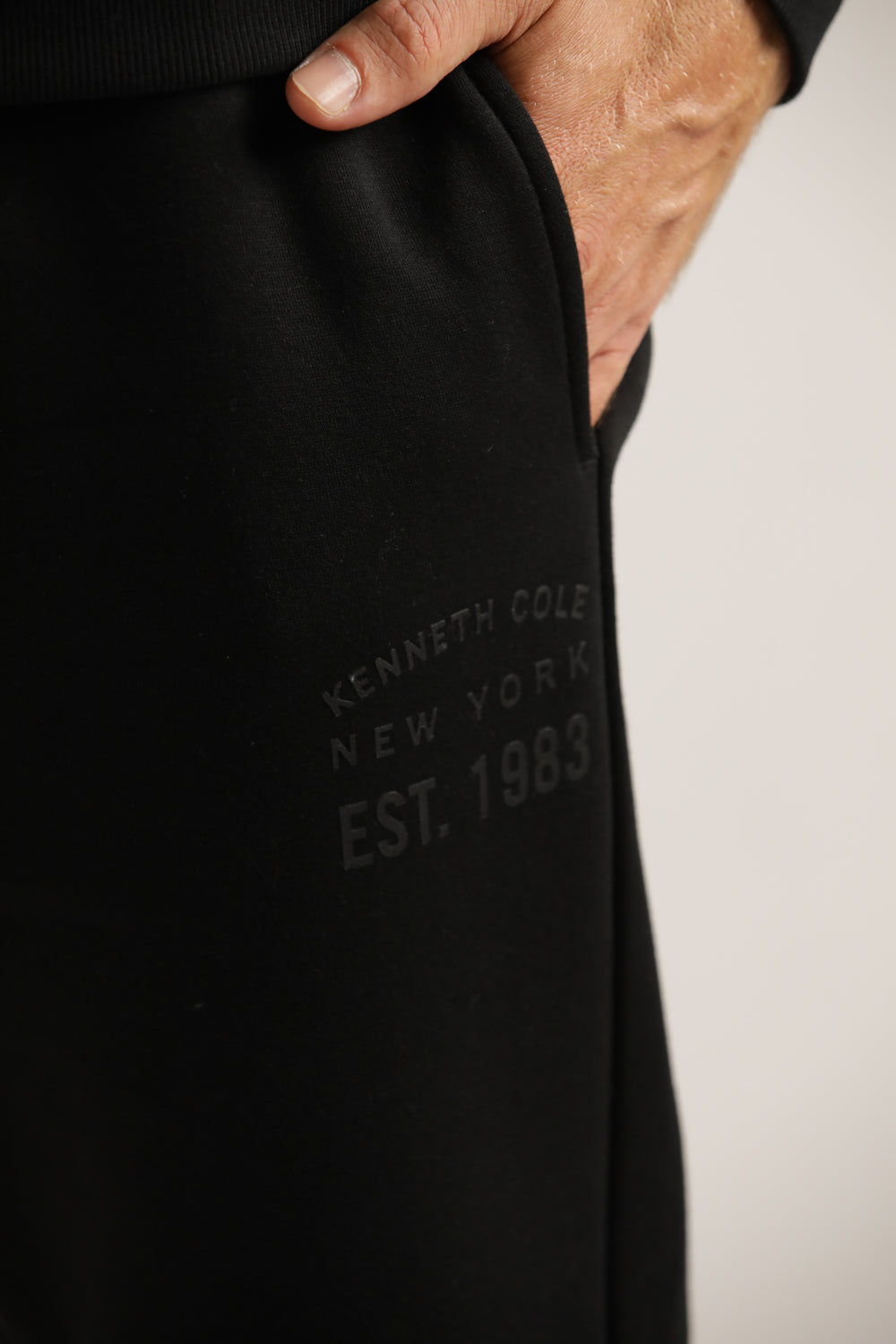 מכנסיים ארוכים עם הדפס לוגו לגברים | קנת קול