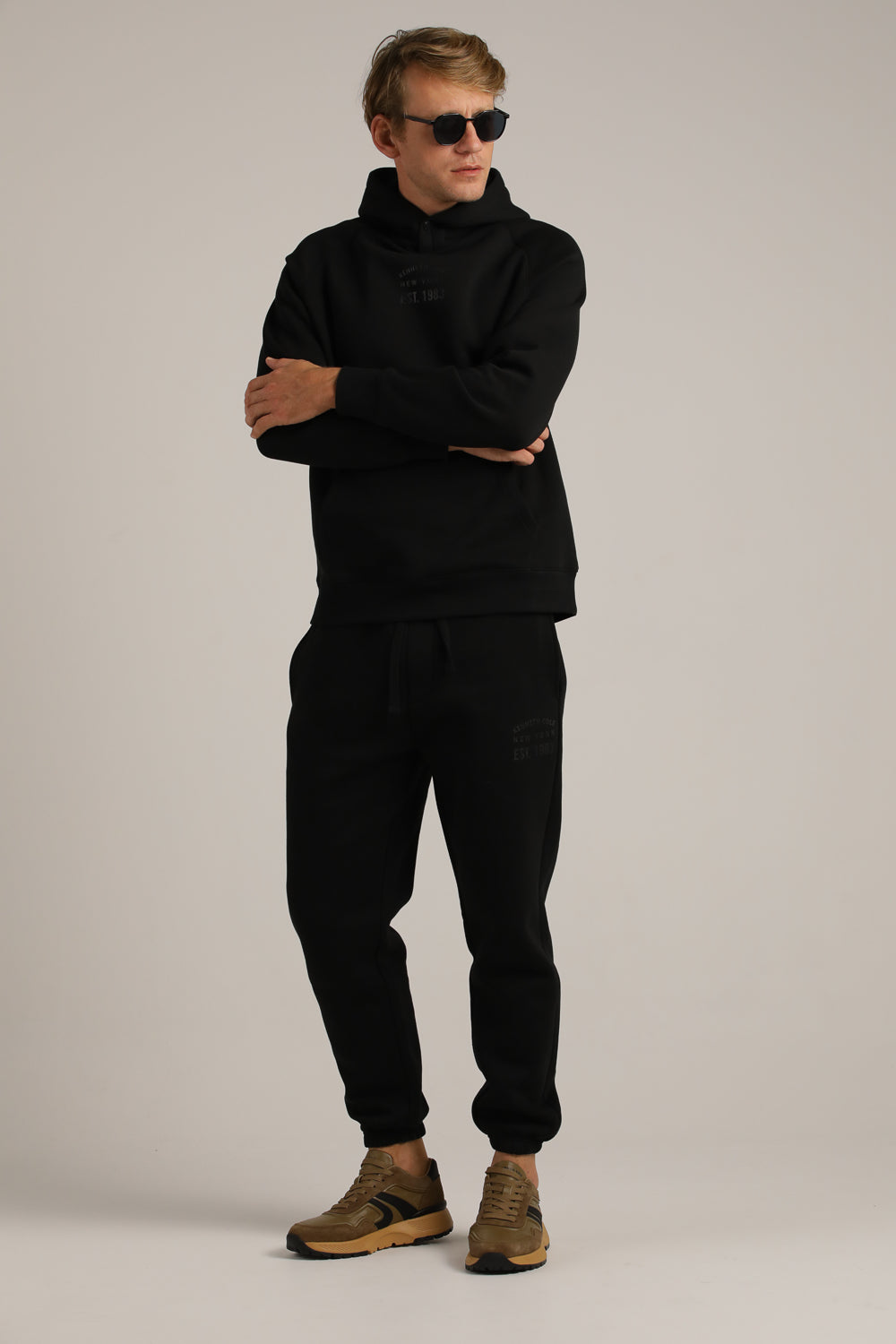 מכנסיים ארוכים עם הדפס לוגו לגברים | קנת קול