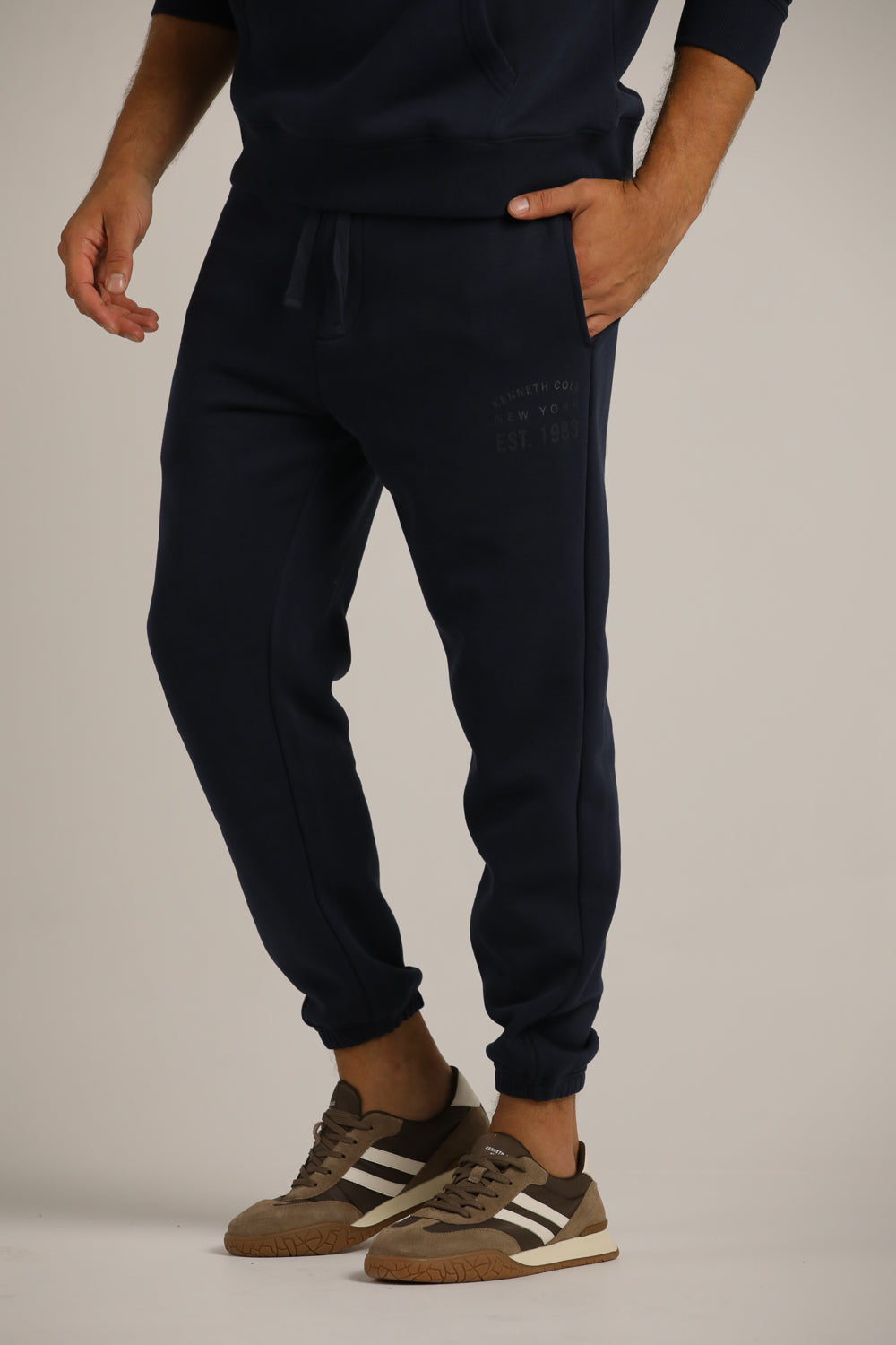 מכנסיים ארוכים עם הדפס לוגו לגברים | קנת קול