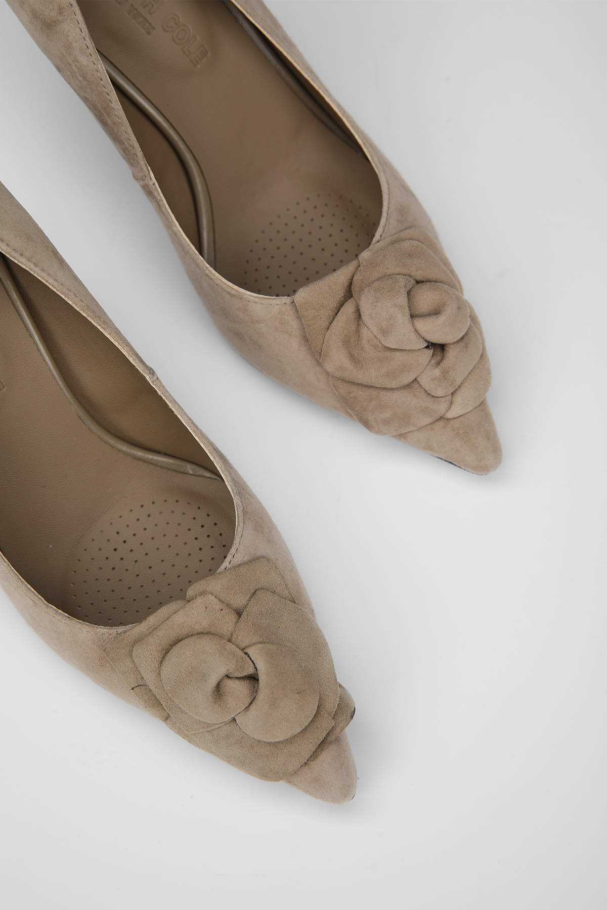 נעלי עקב עם אלמנט פרח | קנת קול