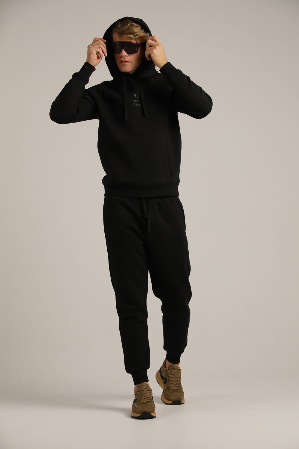 מכנסי טרנינג עם סיומת גומי | קנת קול