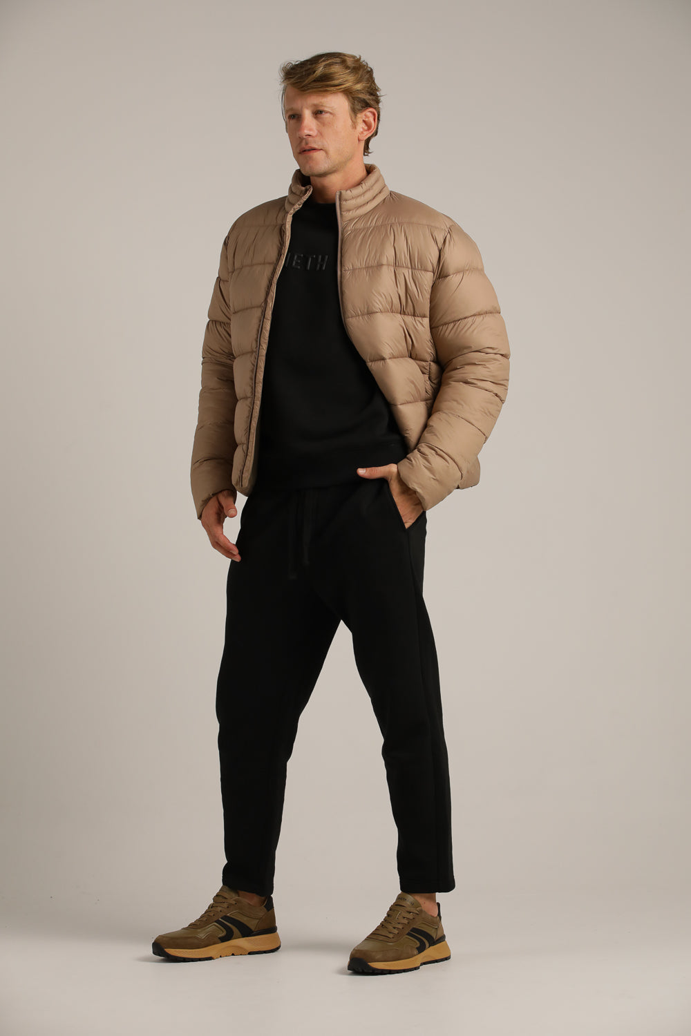 מכנסי טרנינג בגזרה ישרה | קנת קול