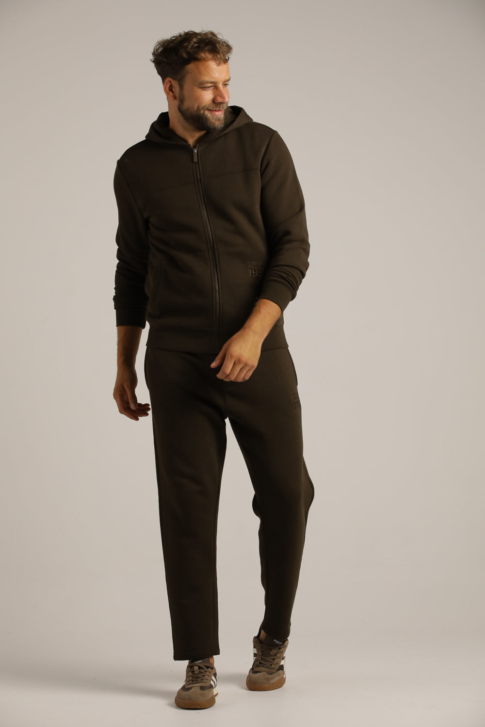 מכנסי טרנינג בגזרה ישרה | קנת קול