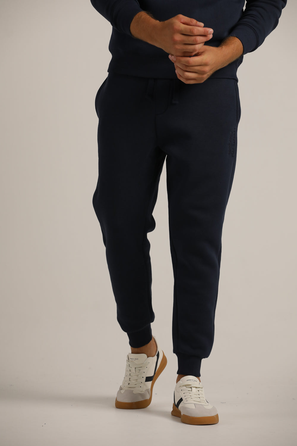 מכנסי טרנינג עם גומי בעקב | קנת קול