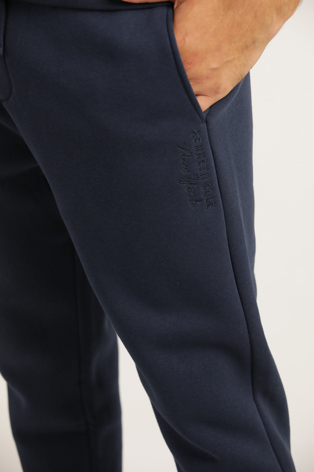 מכנסי טרנינג עם גומי בעקב | קנת קול