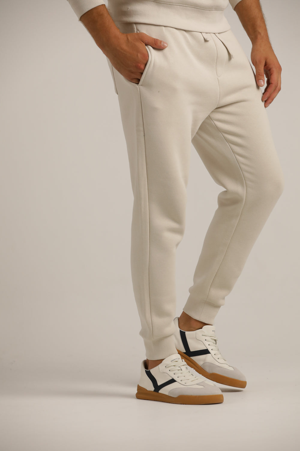 מכנסי טרנינג עם גומי בעקב | קנת קול