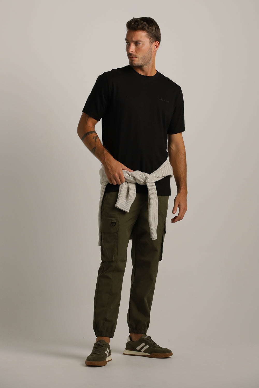 טישרט צווארון עגול עם לוגו | קנת קול