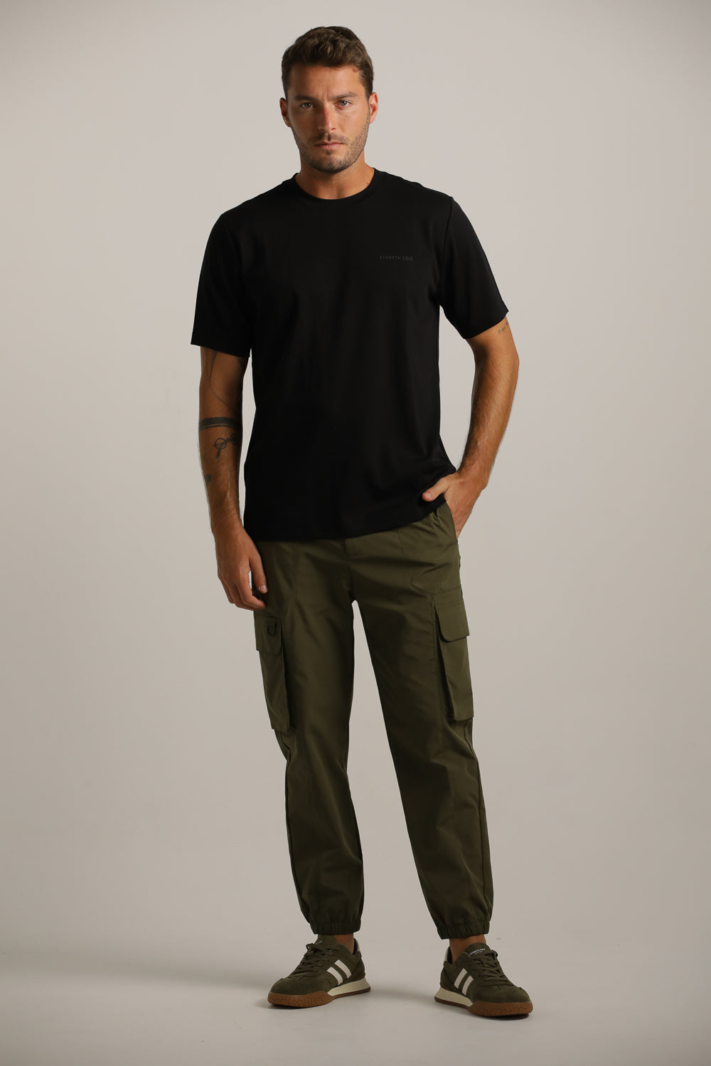 טישרט צווארון עגול עם לוגו | קנת קול