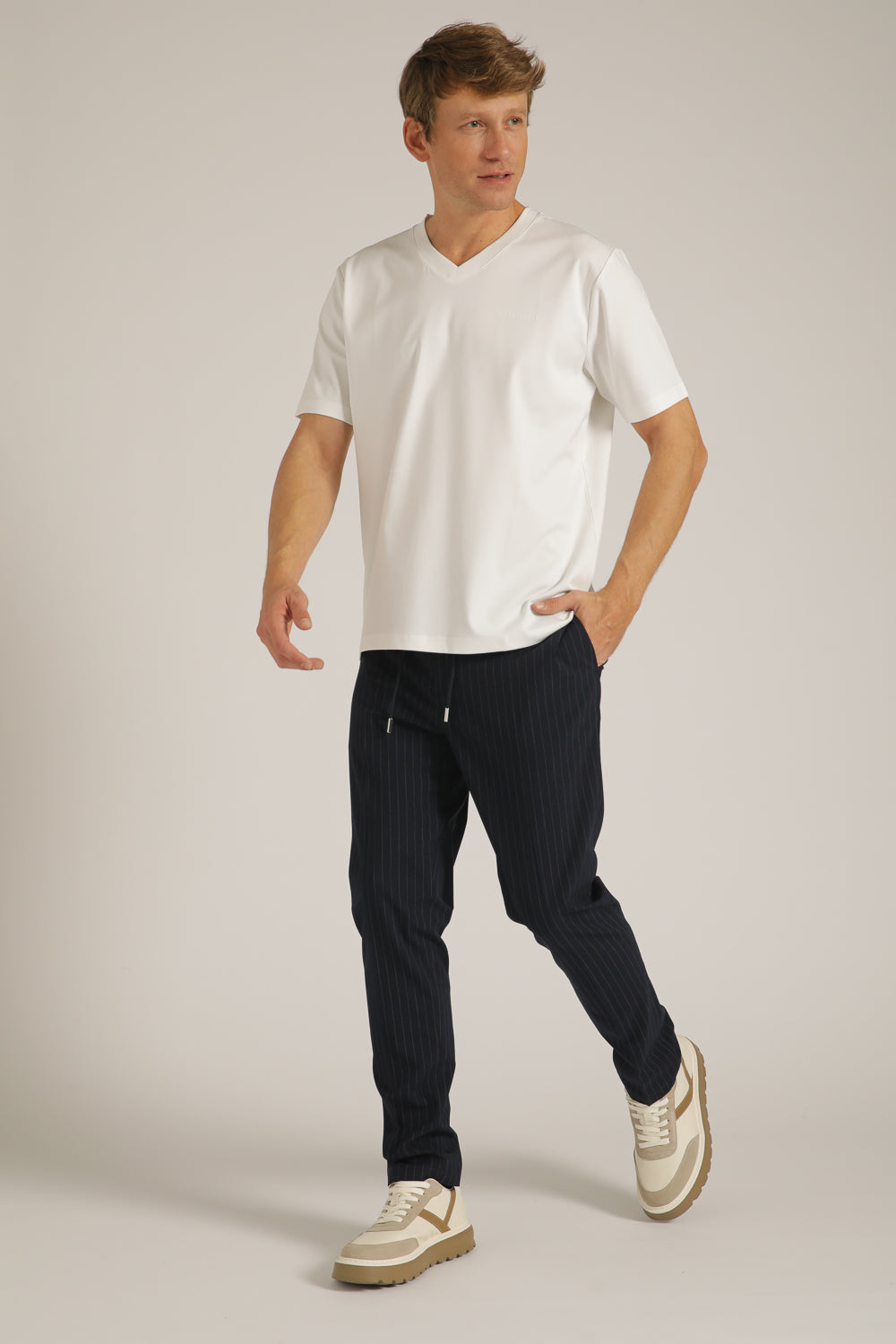 טישירט קצרה עם צווארון וי | קנת קול