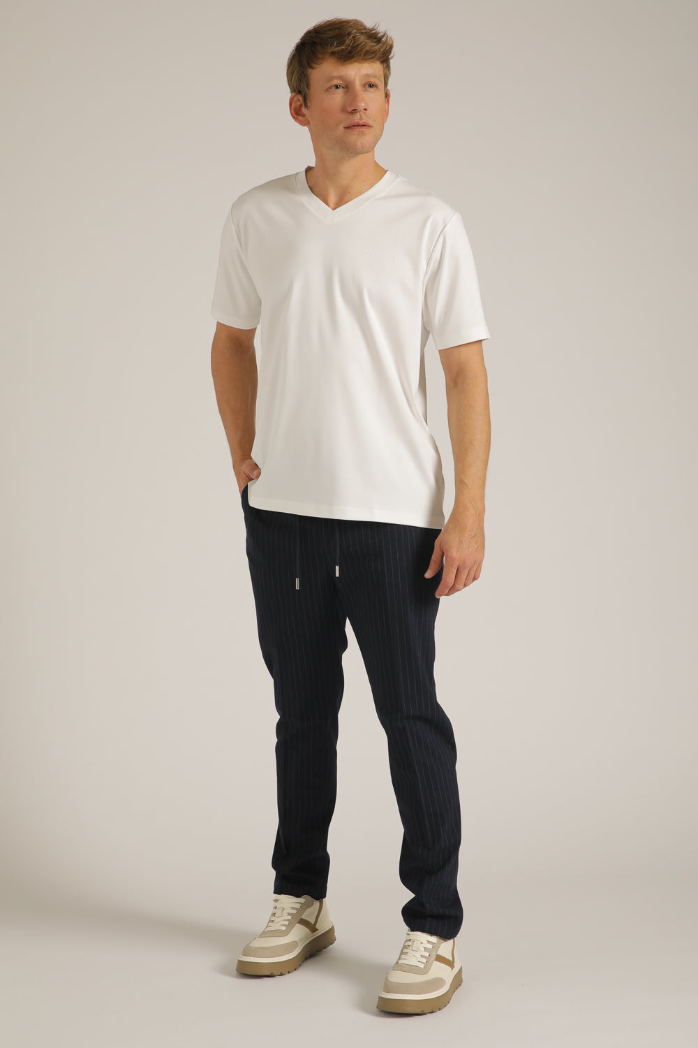 טישירט קצרה עם צווארון וי | קנת קול