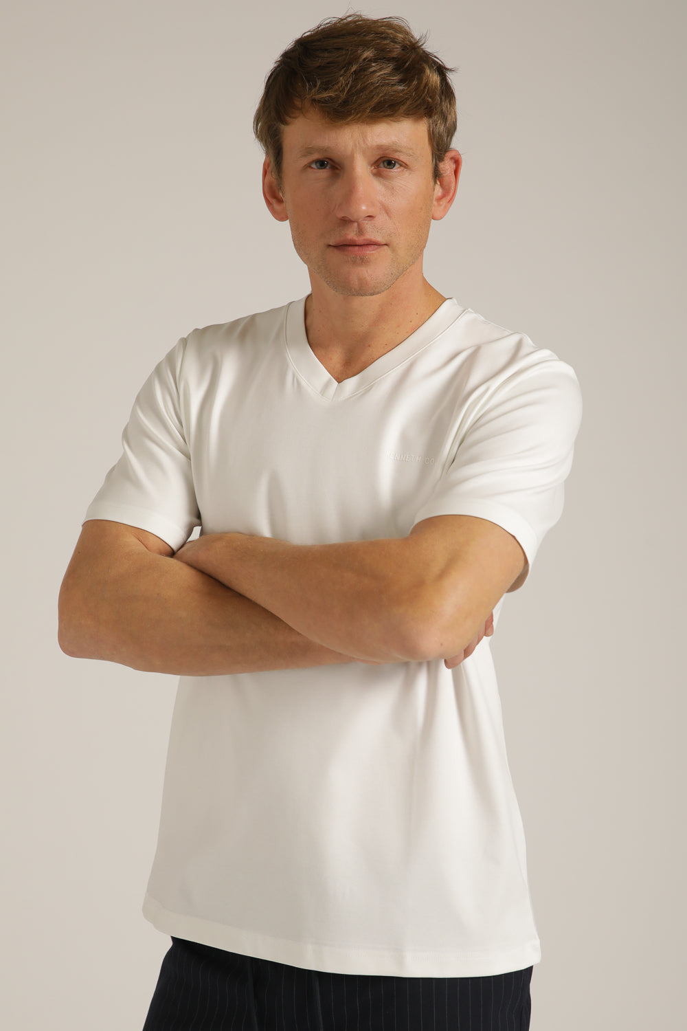 טישירט קצרה עם צווארון וי | קנת קול