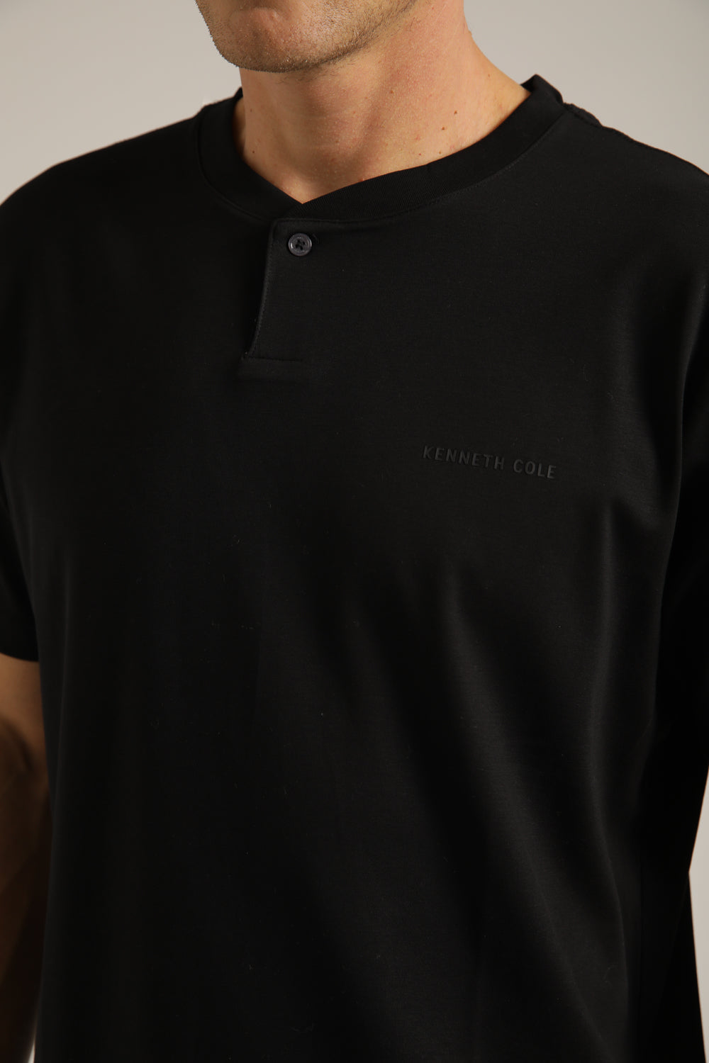 טישירט קצרה עם צוארון הנלי | קנת קול