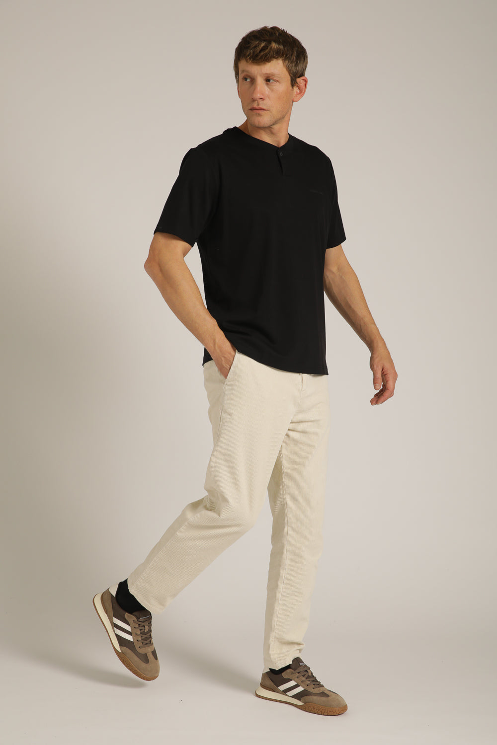 טישירט קצרה עם צוארון הנלי | קנת קול