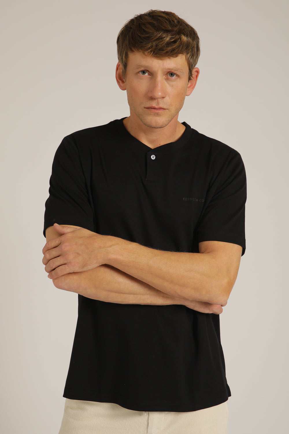 טישירט קצרה עם צוארון הנלי | קנת קול