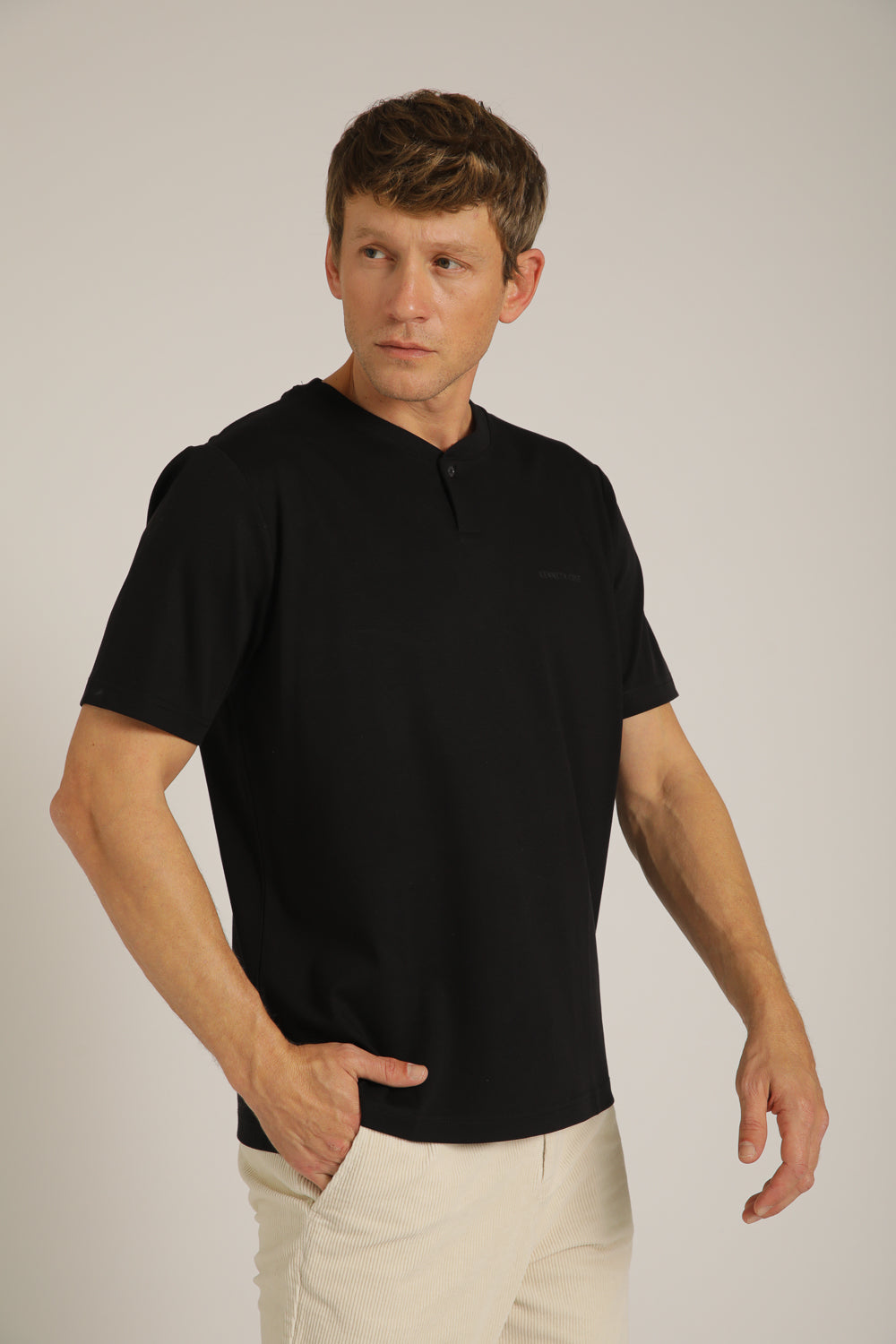 טישירט קצרה עם צוארון הנלי | קנת קול