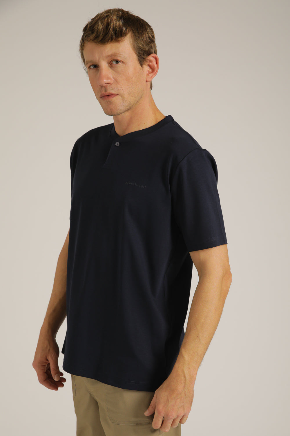 טישירט קצרה עם צוארון הנלי | קנת קול