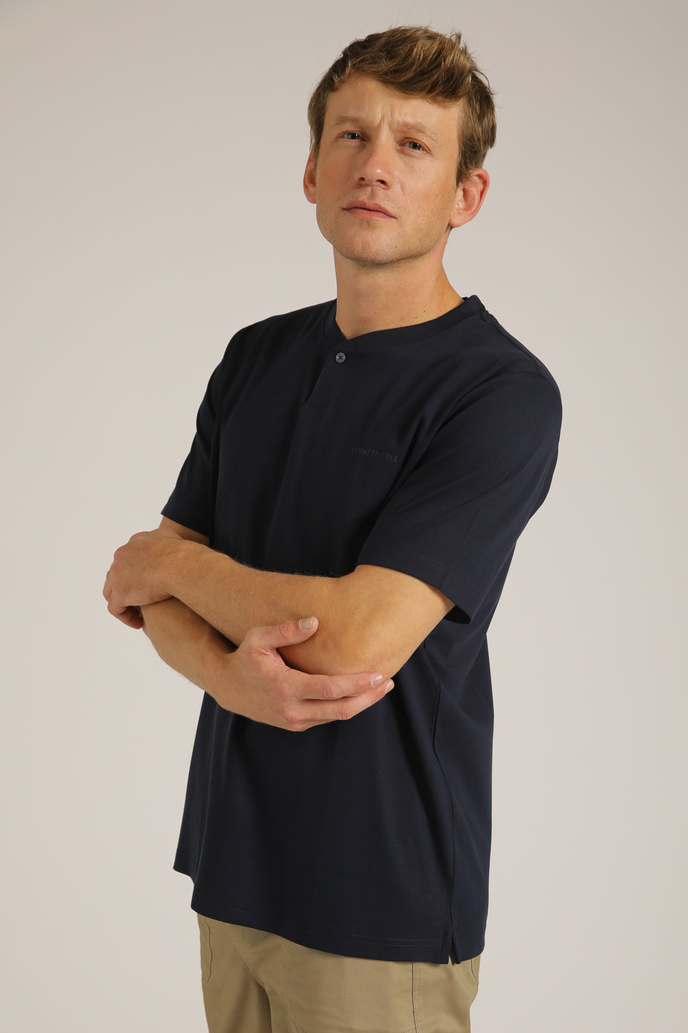 טישירט קצרה עם צוארון הנלי | קנת קול