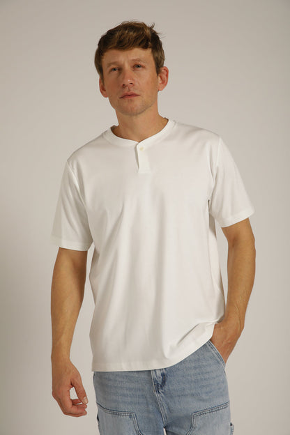 טישירט קצרה עם צוארון הנלי | קנת קול