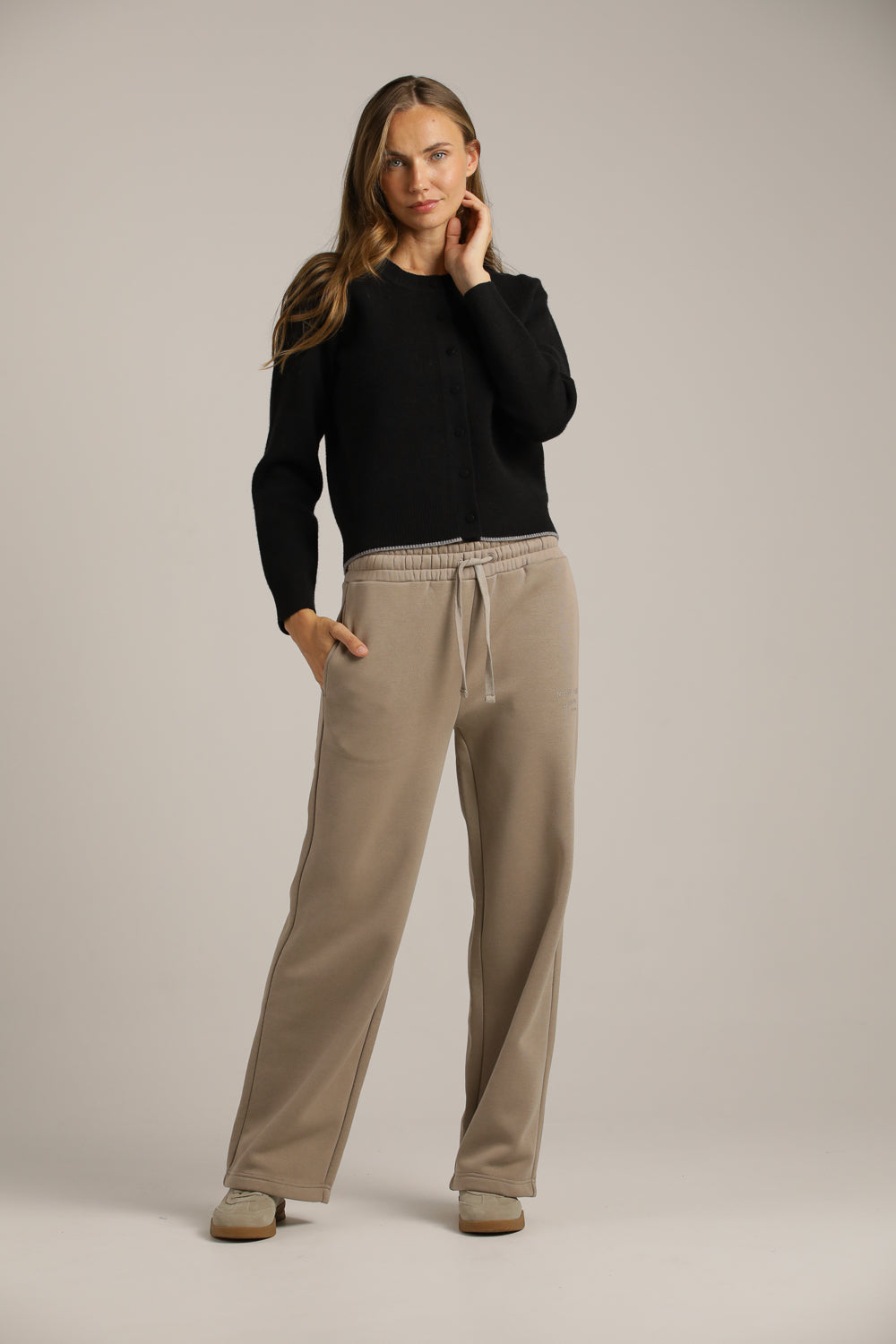 קרדיגן סריג עם לוגו בגב | קנת קול