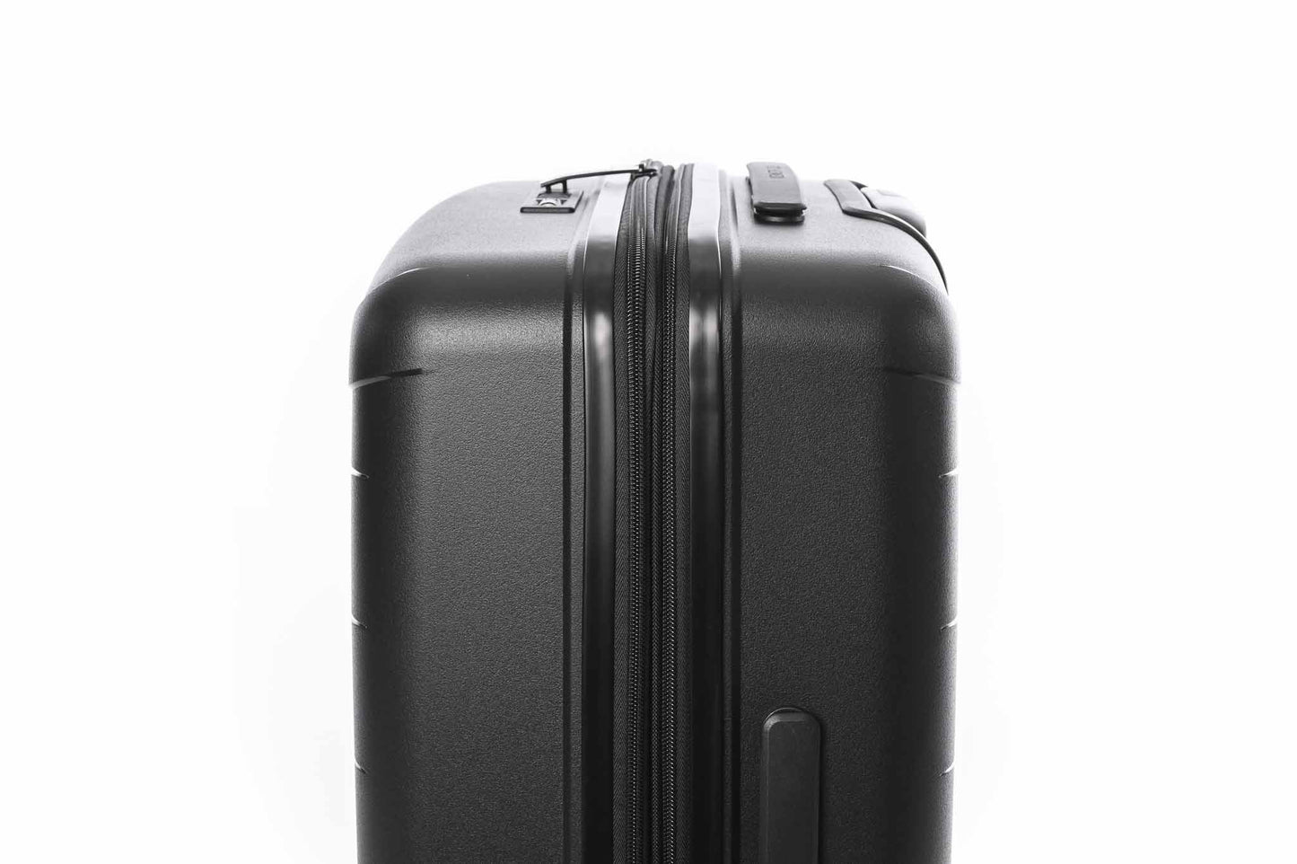 מזוודה קשיחה בינונית 24'' ESSENTIAL בצבע שחור
