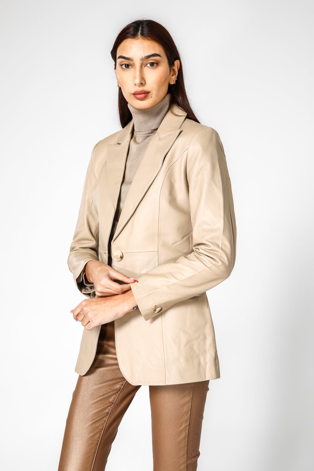 KENNETH COLE - בלייזר עור בצבע בז' - MASHBIR//365