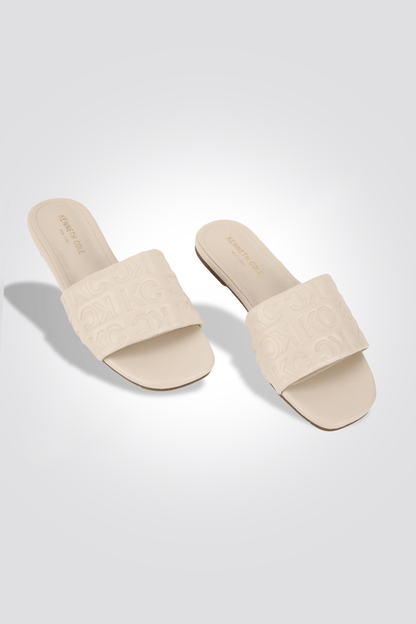 KENNETH COLE - כפכף ממותג KC בצבע אופוויט - MASHBIR//365