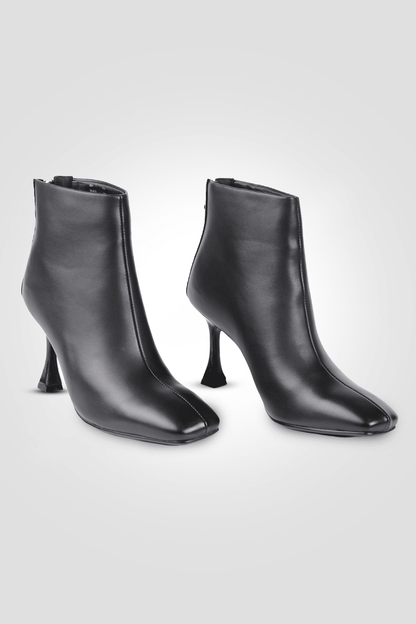 KENNETH COLE - מגפוני עקב לנשים בצבע שחור - MASHBIR//365