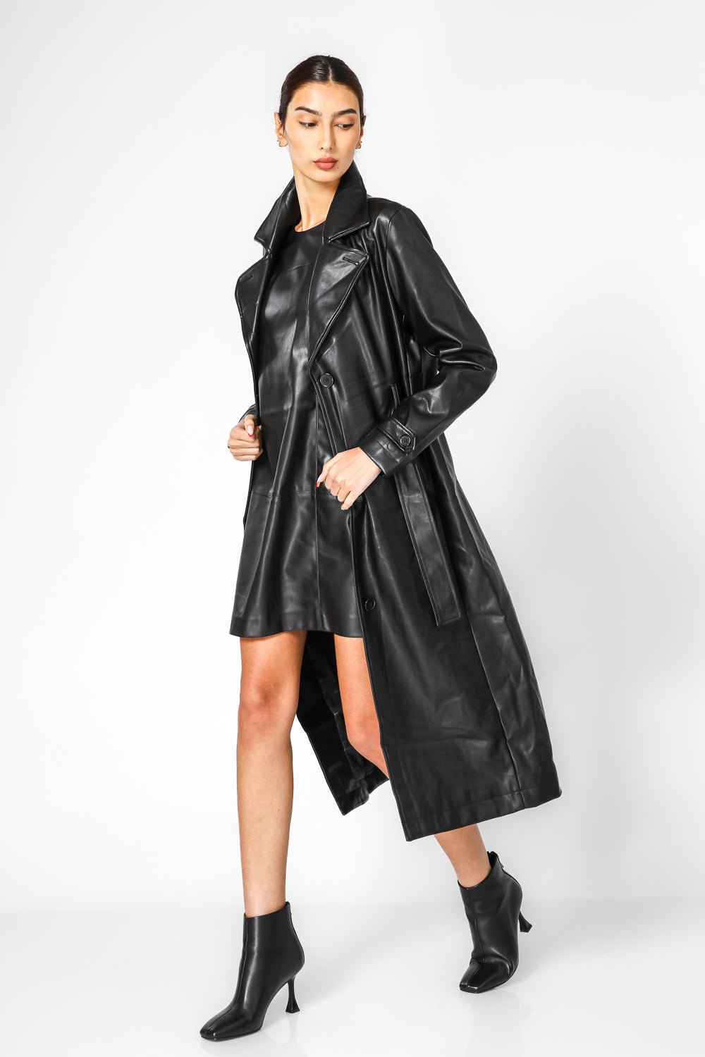 KENNETH COLE - מעיל טרנץ דמוי עור שחור - MASHBIR//365