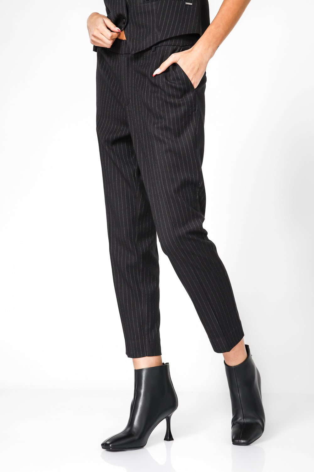 מכנס אלגנט פס סיכה שחור לנשים | קנת קול