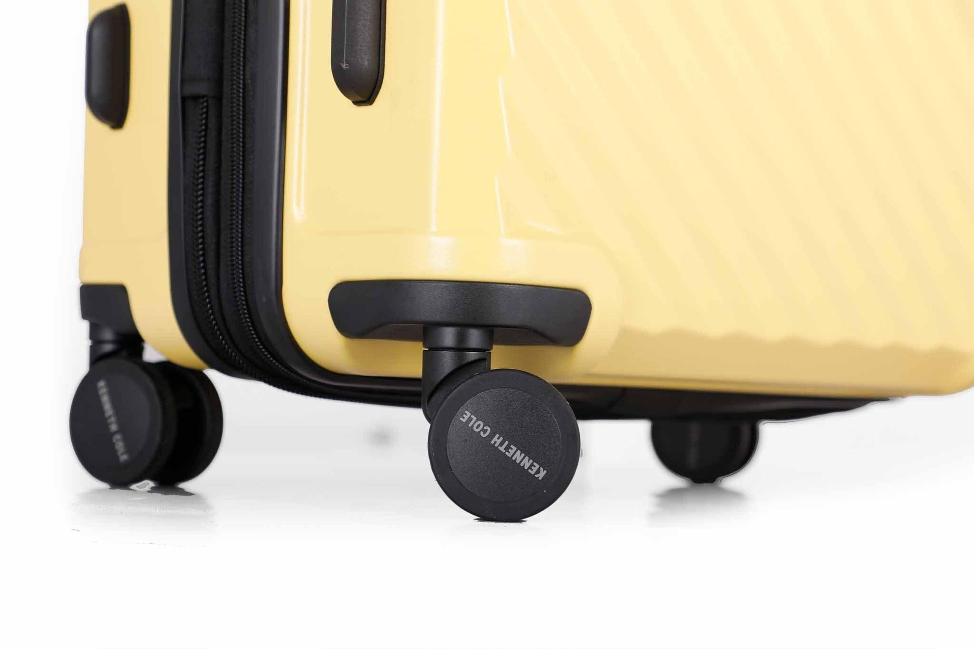 KENNETH COLE - מזוודה קשיחה בינונית 24" MANHATTAN בצבע צהוב - MASHBIR//365