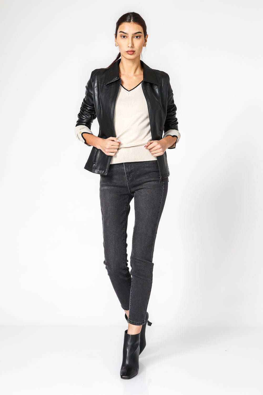  סריג קלאסי עם מפתח וי לנשים בצבע קרם | קנת קול