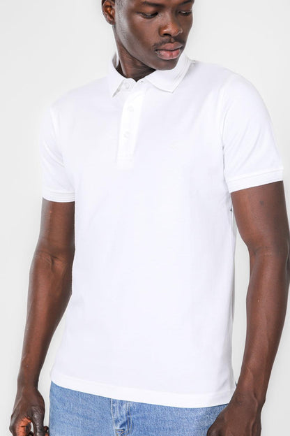 KENNETH COLE - חולצת פולו קצרה בצבע לבן - MASHBIR//365