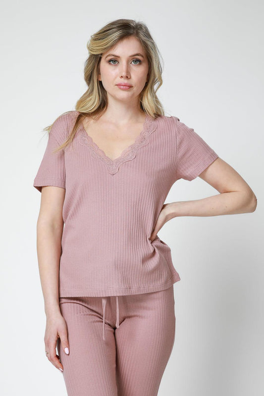 KENNETH COLE - חולצת V קצרה בגימור תחרה ורוד עתיק - MASHBIR//365